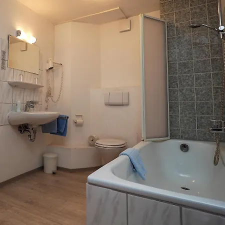 בית הארחה Landgasthof Zum Schwarzen Grat 2*